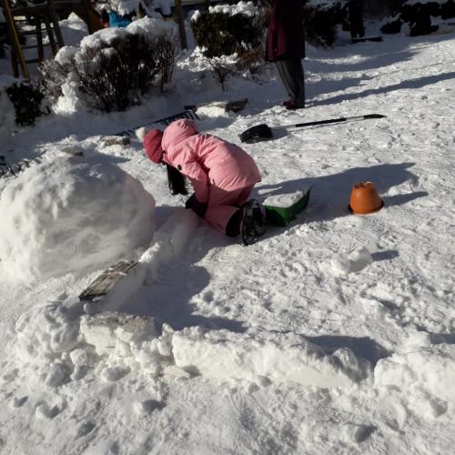 Iglu bauen und spielen im Schnee 10