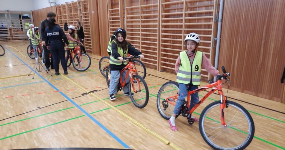 erste Radfahrübung an der Volksschule Bruggen