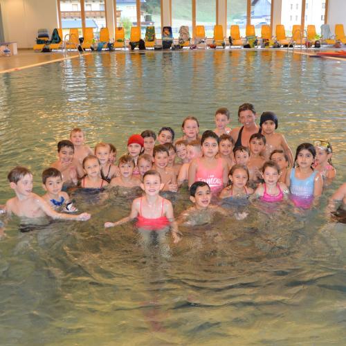 Alle Kinder sind gemeinsam im Wasser