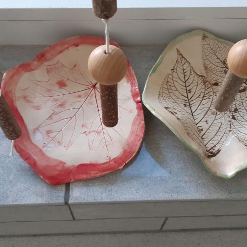 Tonschüsseln mit Blätterdruck