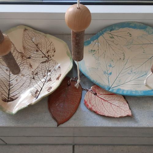 Tonschüsseln mit Blätterdruck