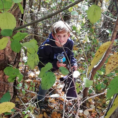 Im Wald finden wir leider viel Müll... Einsammeln und mitnehmen! 