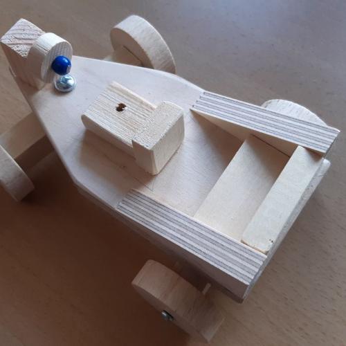 Auto mit lenkbarer Achse 4