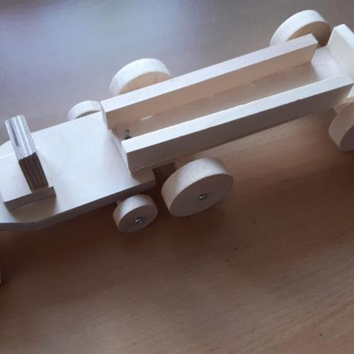 Auto mit lenkbarer Achse 6