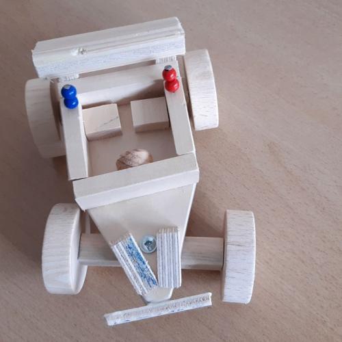 Auto mit lenkbarer Achse 8