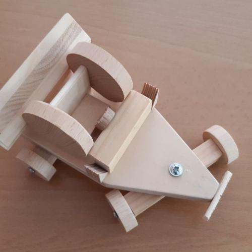 Auto mit lenkbarer Achse 9