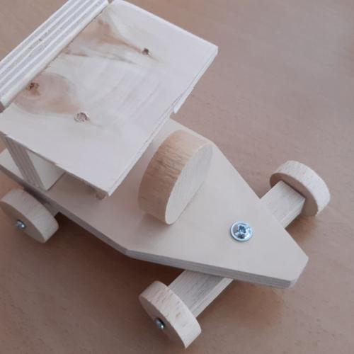 Auto mit lenkbarer Achse 11