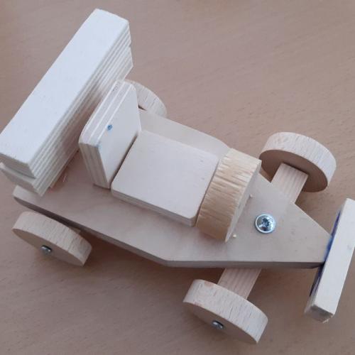 Auto mit lenkbarer Achse 12