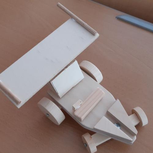 Auto mit lenkbarer Achse 15