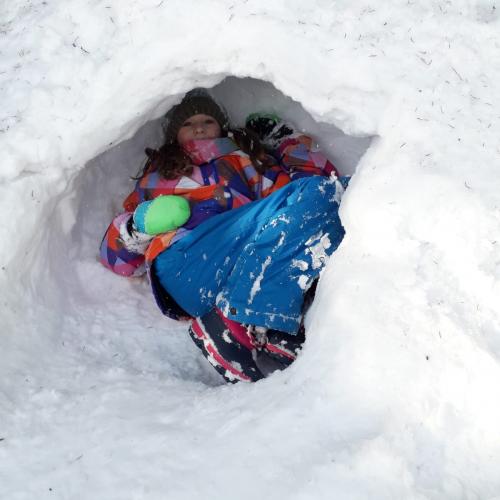 Iglu bauen und spielen im Schnee 1