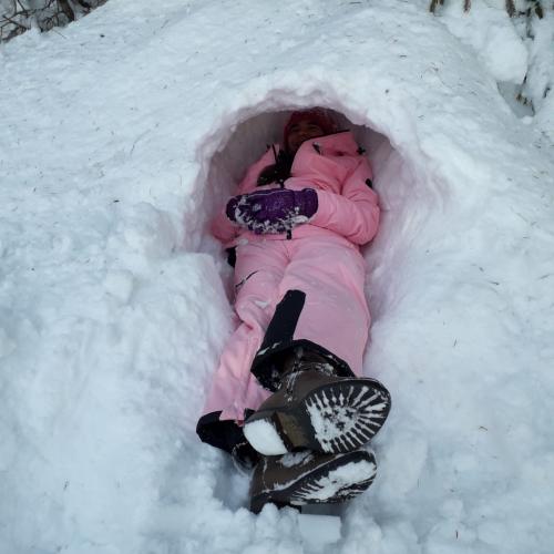 Iglu bauen und spielen im Schnee 2