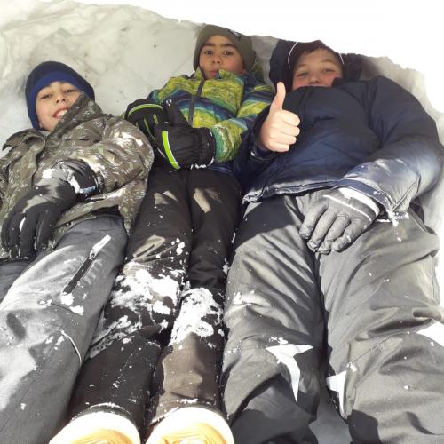 Iglu bauen und spielen im Schnee 5