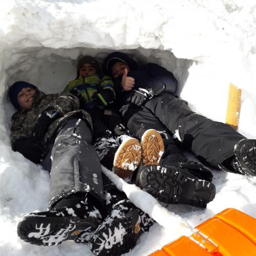 Iglu bauen und spielen im Schnee 4