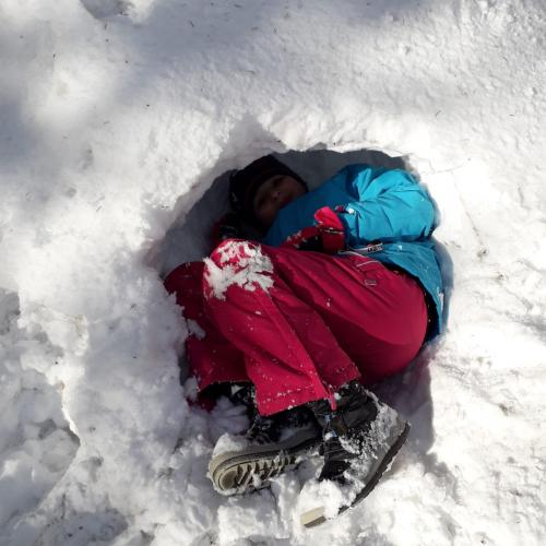 Iglu bauen und spielen im Schnee 6