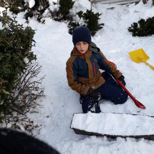 Iglu bauen und spielen im Schnee 7