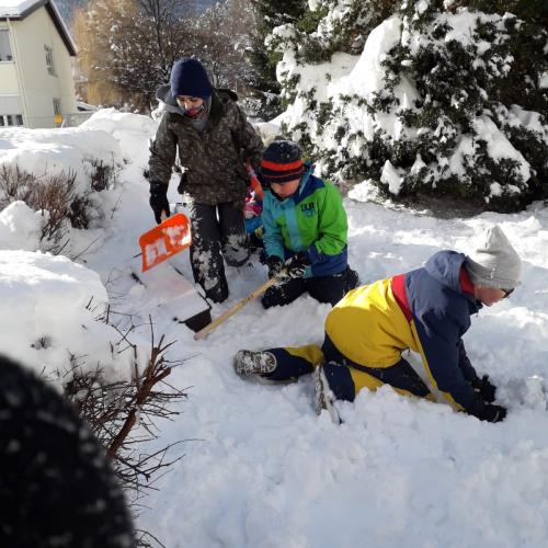 Iglu bauen und spielen im Schnee 8