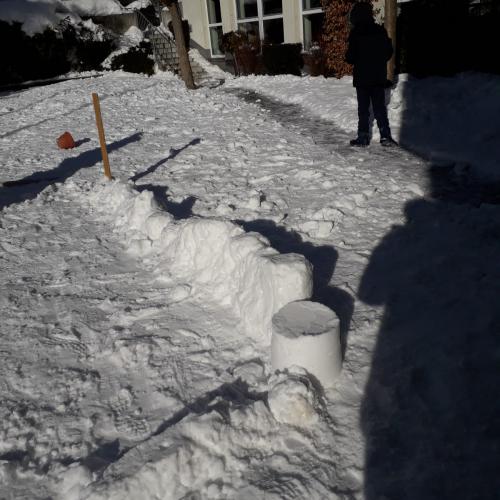 Iglu bauen und spielen im Schnee 9