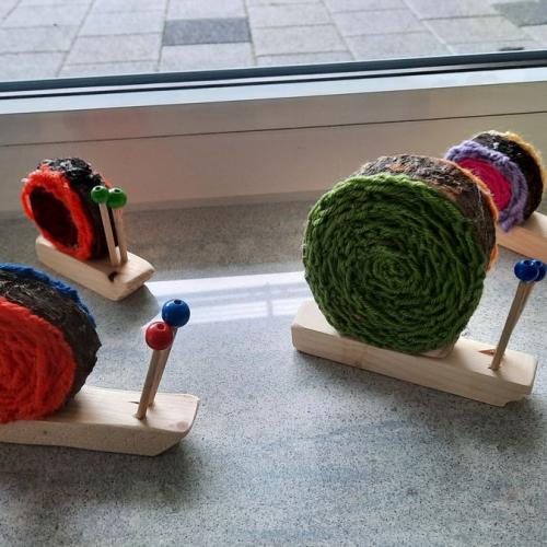 Schnecken mit Häkelschnüren