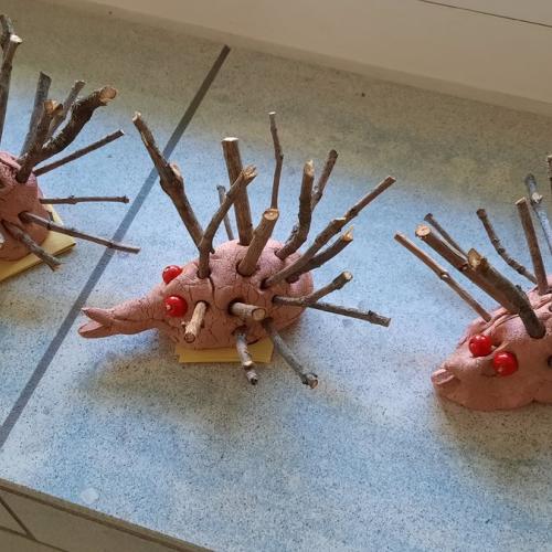 Tonigel mit Stacheln aus dünnen Ästen