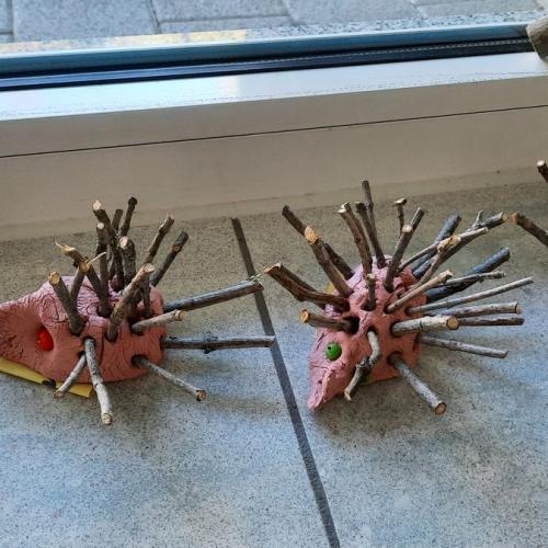 Tonigel mit Stacheln aus dünnen Ästen