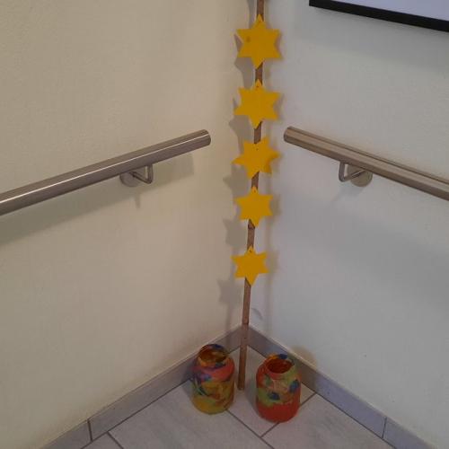 Werkunterricht - ausgeschnittene Sterne und Windlicht