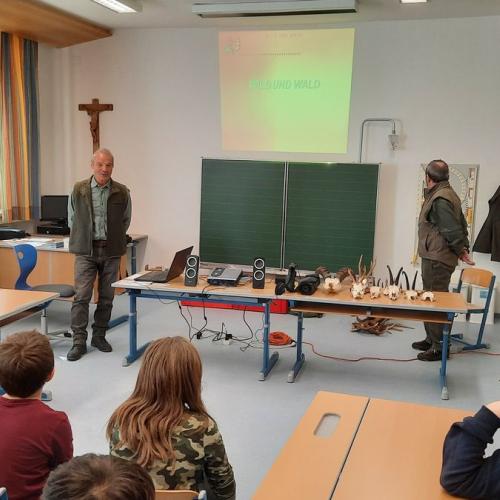 Besuch der Jäger an der Schule