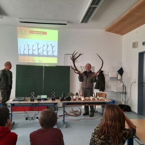 Besuch der Jäger an der Schule