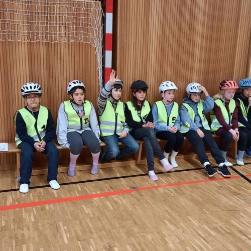 erste Radfahrübung an der Volksschule Bruggen