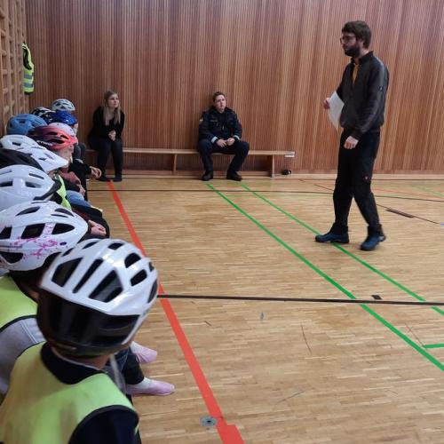 erste Radfahrübung an der Volksschule Bruggen