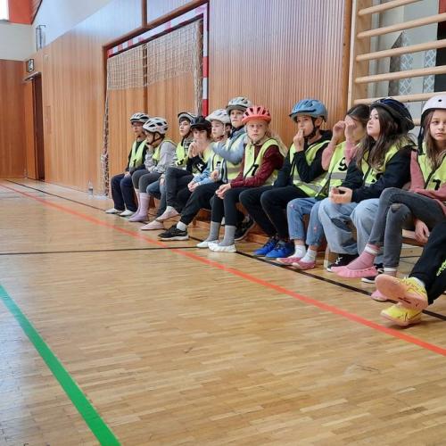 erste Radfahrübung an der Volksschule Bruggen