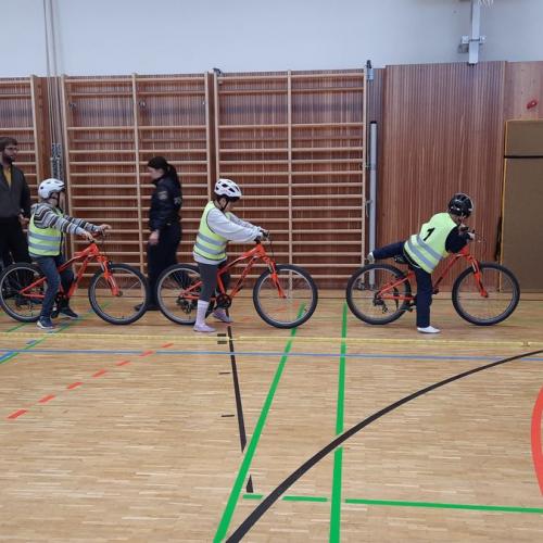 erste Radfahrübung an der Volksschule Bruggen