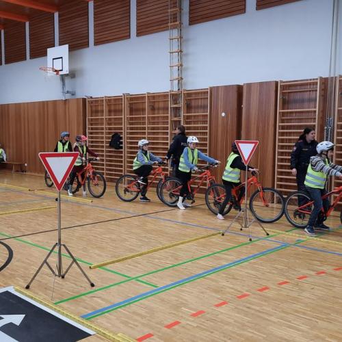 erste Radfahrübung an der Volksschule Bruggen