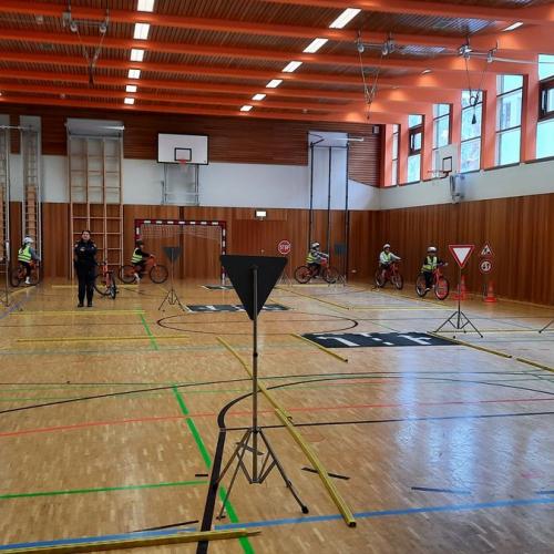 erste Radfahrübung an der Volksschule Bruggen