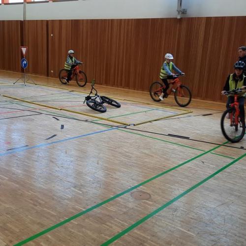 erste Radfahrübung an der Volksschule Bruggen