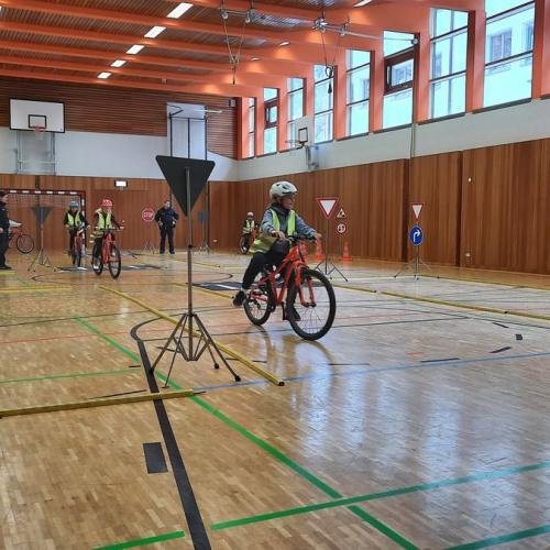 erste Radfahrübung an der Volksschule Bruggen