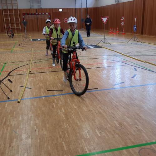 erste Radfahrübung an der Volksschule Bruggen