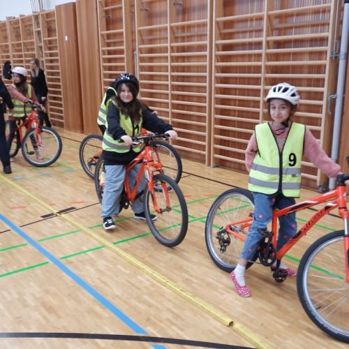 erste Radfahrübung an der Volksschule Bruggen