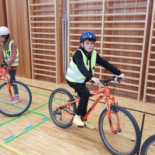 erste Radfahrübung an der Volksschule Bruggen