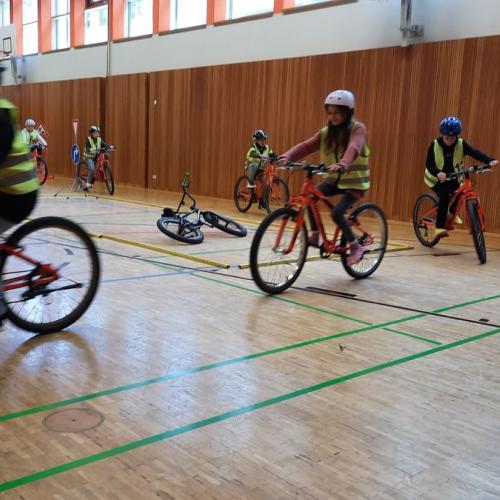 erste Radfahrübung an der Volksschule Bruggen