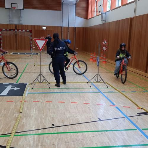 erste Radfahrübung an der Volksschule Bruggen