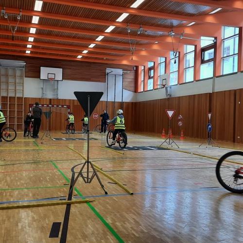 erste Radfahrübung an der Volksschule Bruggen