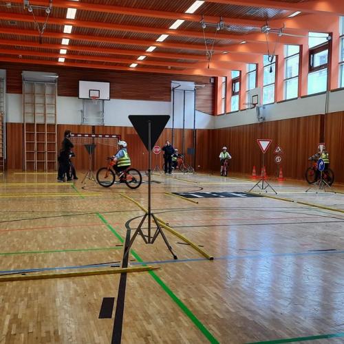 erste Radfahrübung an der Volksschule Bruggen