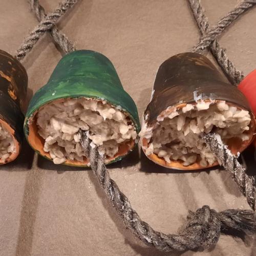 Futterglocken und Futterknödel