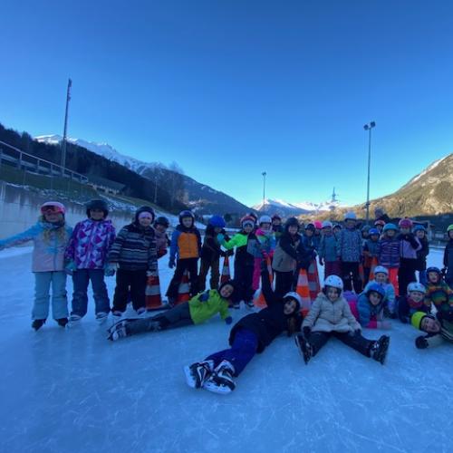 Kinder am Eislaufplatz Gruppenfoto