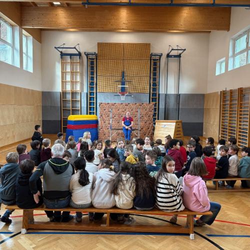 Helfen mit Herz Aufführung der Clowns