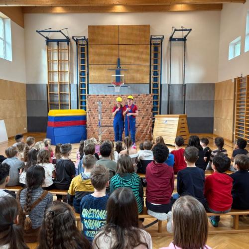 Helfen mit Herz Aufführung der Clowns