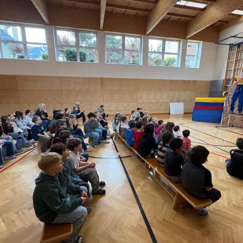 Helfen mit Herz Aufführung der Clowns