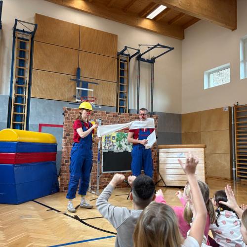 Helfen mit Herz Aufführung der Clowns