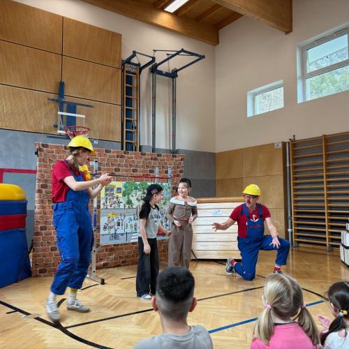 Helfen mit Herz Aufführung der Clowns