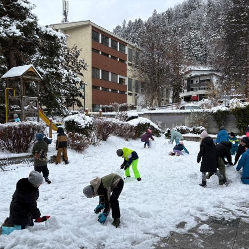 Schneespaß im Pausenhof